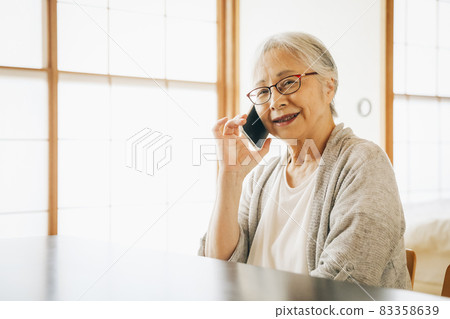 Elderly women using smartphones (smiles) Elderly women using smartphones (smiles) 83358639