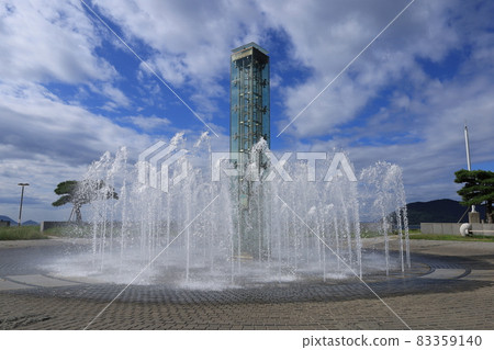 令人耳目一新的噴泉，背景是 Sunport 的藍天 83359140