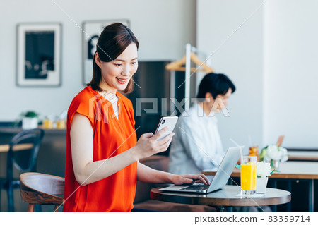 在一家咖啡館工作的年輕女子 在一家咖啡館工作的年輕女子 83359714