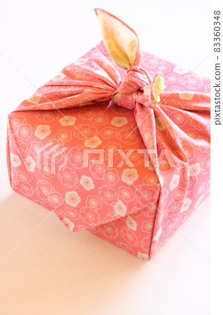 Japanese gift / furoshiki wrapping 83360348