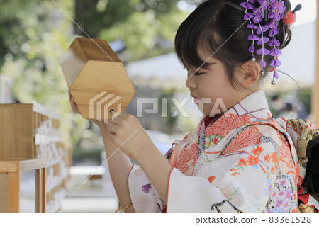 A female elementary school student (7 years old) in Shichigosan who plays fortune at a shrine A female elementary school student (7 years old) in Shichigosan who plays fortune at a shrine 83361528