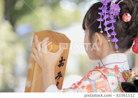 A female elementary school student (7 years old) in Shichigosan who plays fortune at a shrine A female elementary school student (7 years old) in Shichigosan who plays fortune at a shrine 83361532