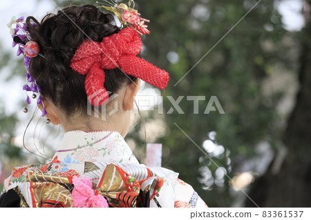 Elementary school girl celebrating Shichigosan at a shrine (back view) (7 years old) 83361537