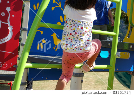 在公園裡玩運動玩具的女孩 在公園裡玩運動玩具的女孩 83361754
