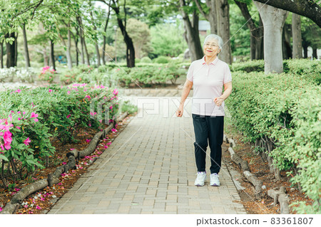 曬日光浴和鍛煉的老年婦女 83361807