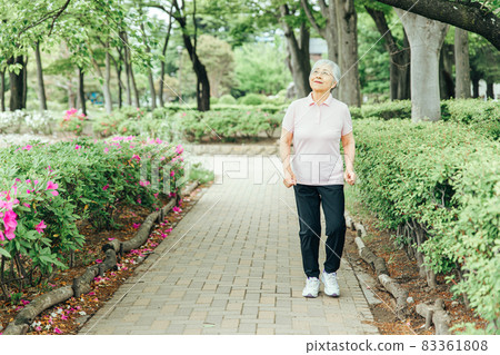 Elderly women sunbathing and exercising Elderly women sunbathing and exercising 83361808