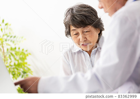醫學圖像面對面的醫生和患者 83362999