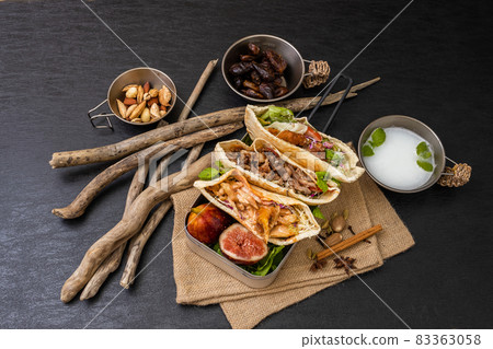 中東食物烤肉串三明治 83363058