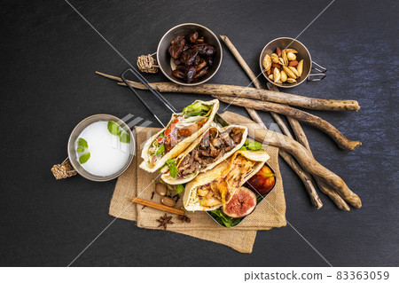 中東食物烤肉串三明治 83363059