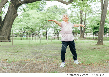 做瑜伽的老婦人(全身) 做瑜伽的老婦人(全身) 83363640