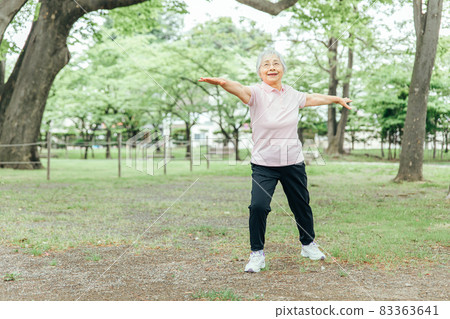 做瑜伽的老婦人(全身) 做瑜伽的老婦人(全身) 83363641