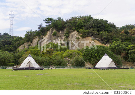 Campsite with glamping tents 83363862