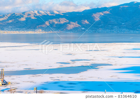 [Winter material] Lake Suwa that has been completely frozen [Nagano Prefecture] 83364610