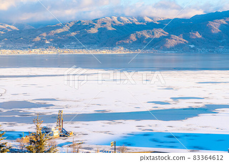 [Winter material] Lake Suwa that has been completely frozen [Nagano Prefecture] 83364612