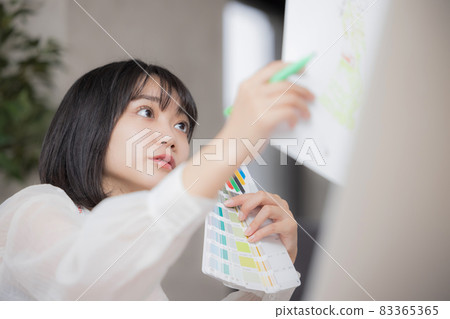 考慮服裝設計的年輕女性 考慮服裝設計的年輕女性 83365365