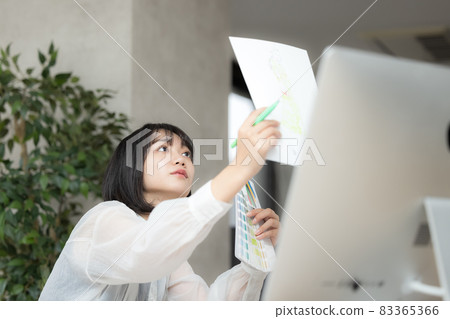考慮服裝設計的年輕女性 83365366
