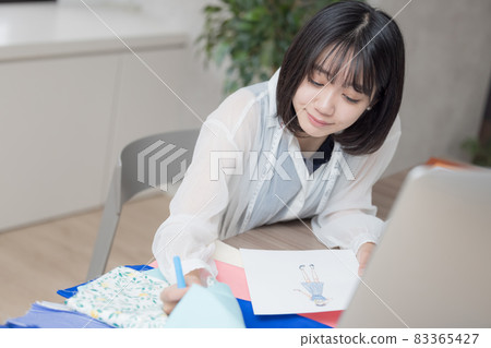 考慮服裝設計的年輕女性 83365427