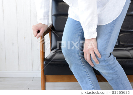 抱膝的女人和不站著搖晃的女人 抱膝的女人和不站著搖晃的女人 83365625