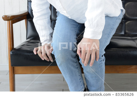 A woman who holds her knees and a woman who sways without standing 83365626