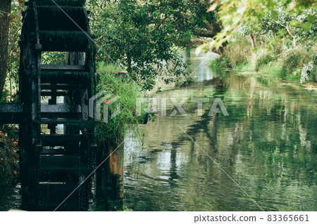 Fantastic scenery that shines on the water surface Water surface and water wheel Water wheel and water mirror scenery 83365661