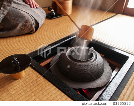 In the tea room, draw hot water from the kettle with a cassotte In the tea room, draw hot water from the kettle with a cassotte 83365833