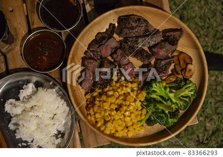 野營飯配牛排和烤蔬菜 野營飯配牛排和烤蔬菜 83366293