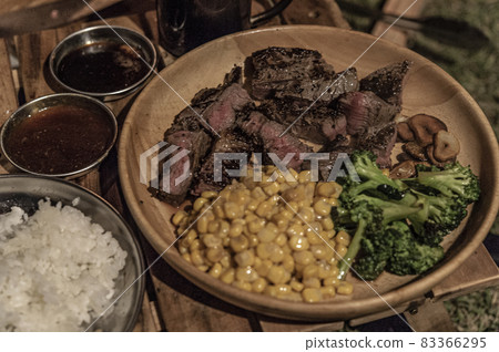 Camping rice with beef steak and grilled vegetables 83366295