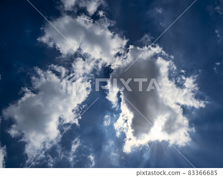 太陽隱藏在雲端 太陽隱藏在雲端 83366685