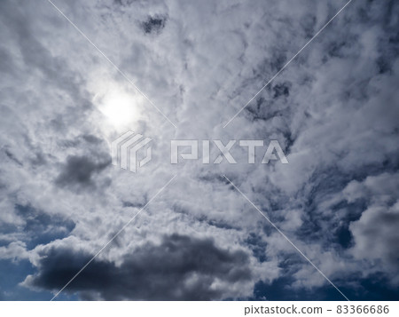 太陽隱藏在雲端 太陽隱藏在雲端 83366686