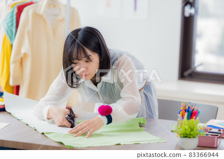 時尚大學生，一個用剪刀剪布的女人 83366944