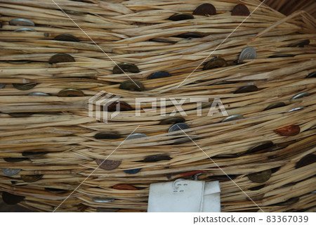 Coins embedded in shimenawa (Tamatsukuriyu Shrine / Tamatsukuri, Tamatsue City, Matsue City, Shimane Prefecture) 83367039