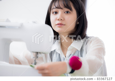 時尚大學生,一名年輕女子縫製衣服 時尚大學生,一名年輕女子縫製衣服 83367127