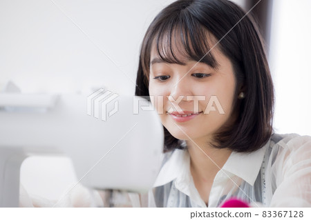 時尚大學生,一名年輕女子縫製衣服 時尚大學生,一名年輕女子縫製衣服 83367128