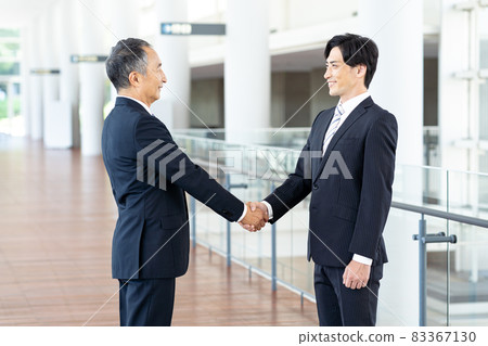 握手的商人 83367130