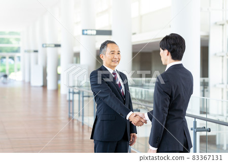 握手的商人 83367131