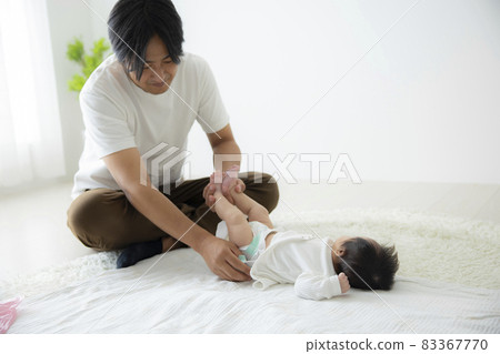 爸爸換尿布 爸爸換尿布 83367770