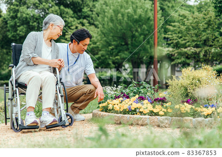 坐輪椅的老年男女員工（花園） 83367853