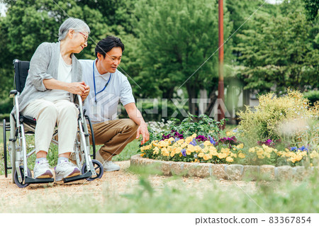 坐輪椅的老年男女員工（花園） 83367854