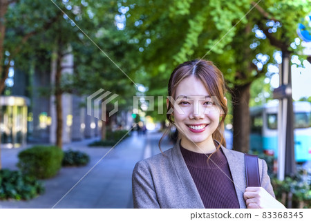 A young business woman walking in Tokyo Marunouchi 83368345