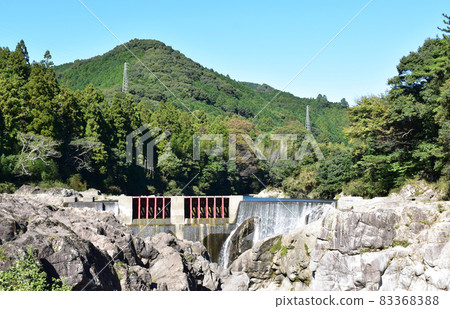 Autumn Nagashino Dam, Niagara Falls in Shinshiro Autumn Nagashino Dam, Niagara Falls in Shinshiro 83368388