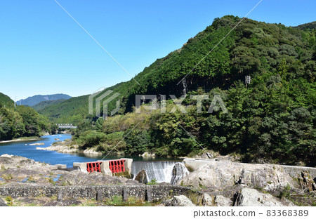 Autumn Nagashino Dam, Niagara Falls in Shinshiro Autumn Nagashino Dam, Niagara Falls in Shinshiro 83368389