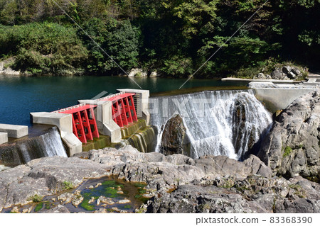 Autumn Nagashino Dam, Niagara Falls in Shinshiro Autumn Nagashino Dam, Niagara Falls in Shinshiro 83368390