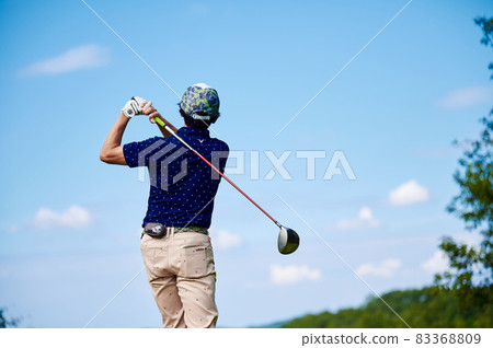 Golfer blue sky 83368809
