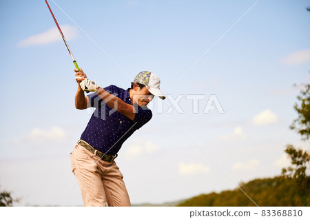 Golfer autumn sky 83368810