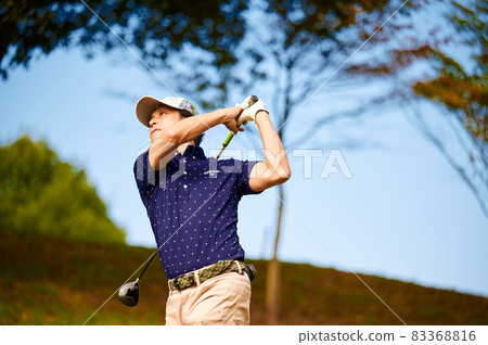 Golfer autumn sky 83368816