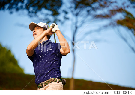 Golfer autumn sky 83368818