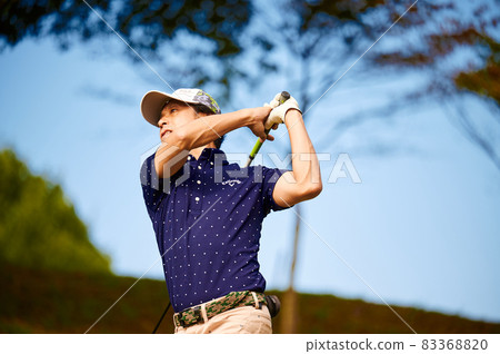 Golfer autumn sky 83368820