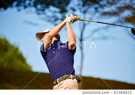 Golfer autumn sky 83368822