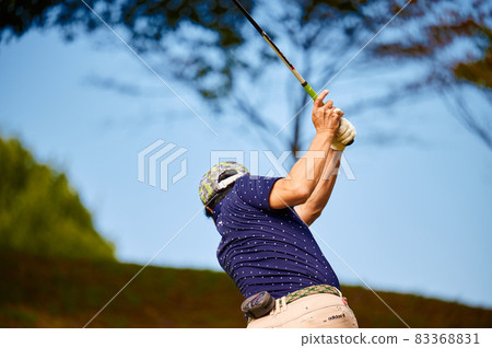 Golfer autumn sky 83368831