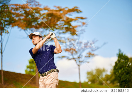 Golfer autumn sky 83368843